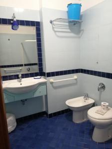 圣贝内代托-德尔特龙托奥特雷马雷住宅酒店的蓝色和白色的浴室设有卫生间和水槽