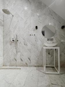 萨希诺希索伊扎卡特度假屋的白色的浴室设有水槽和镜子
