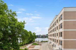 柏林Habyt-The Waterfront的公寓大楼的背景是河流