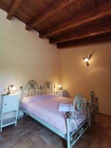 Luci nel Bosco的一间卧室设有一张床和木制天花板