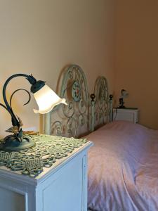 Luci nel Bosco的一张带桌子的床,上面有台灯