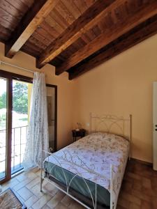 Luci nel Bosco的一间卧室设有一张床和一个大窗户