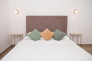 斯克拉丁Casa Scardona的卧室配有带枕头的大型白色床