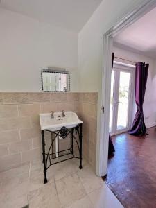 莱特肯尼LOCH CONNELL LODGE的白色的浴室设有水槽和镜子