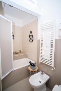 奥斯图尼Welcome Ostuni b&b的白色的浴室设有浴缸和水槽。
