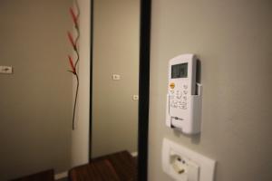 希马拉Alyvia Rooms的电话连接到房间的门上