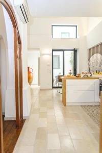 奥斯图尼Welcome Ostuni b&b的厨房拥有白色的墙壁和瓷砖地板。