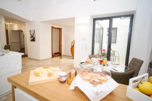 奥斯图尼Welcome Ostuni b&b的厨房以及带餐桌和食物的用餐室。