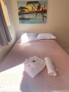 阿尔特杜尚Pedra do Sol Pousada的一张带枕头和毛巾的白色床