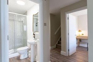 布里斯托Wellington Place I Your Apartment的白色的浴室设有卫生间和水槽。