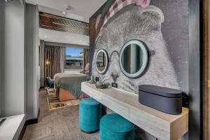 爱丁堡Roomzzz Edinburgh的酒店客房,配有床和镜子