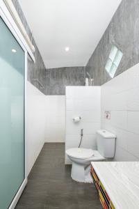 班泰All At Sea Beach Resort的白色的浴室设有卫生间和水槽。