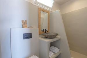 帕罗斯岛Lyra Sunset Suite的一间带水槽和镜子的浴室