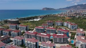 阿拉尼亚Calypso Residence Luxurious Beachside Apartment in Alanya D6的海洋旁城市的空中景观