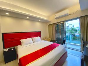 达卡Park Hyatt Dhaka的一间卧室设有一张大床和一个大窗户