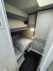 波雷奇Dream Night Boats的小房间设有一张床和一个小衣柜