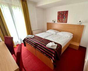 班斯卡 - 什佳夫尼察马捷豪华大酒店 的一间卧室配有一张带白色毛巾的床