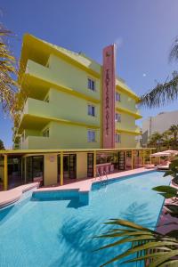 普拉亚登博萨Tropicana Ibiza Suites - Adults Only的大楼前设有游泳池的酒店