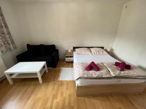 ŽluticeH@M Penzion的一间带床和沙发的小卧室