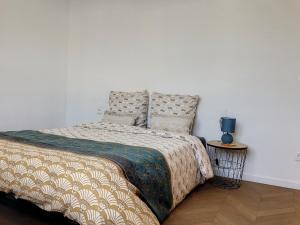 尼奥尔Résidence Appartements Niort wifi-parking的一间卧室配有一张带毯子和枕头的床。