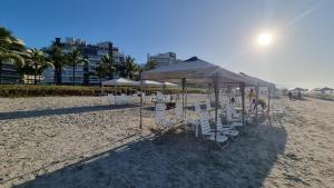 圣劳伦斯海滨Alugar na Riviera Hotel Ilha da Madeira Resort的海滩上的一组椅子和帐篷