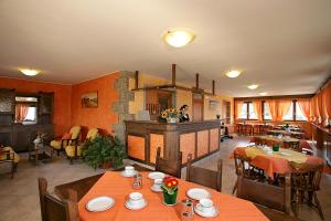 卡斯蒂奥内·德拉·佩雷索玛克斯穆布雷酒店的一间带桌椅的客厅和一间厨房
