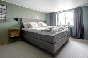 ÅmmebergHotel Montagne的一间卧室设有一张大床和窗户