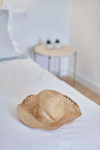 桑亨霍Hotel del Mar的坐在床上的草帽