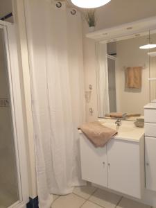 格朗维尔Le Guépratte的白色的浴室设有水槽和镜子