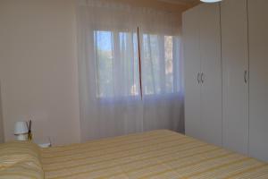 马西亚娜马里纳La Limonaia的一间卧室设有一张床和一个窗口