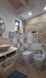 拉古萨A Staccia的一间带水槽和卫生间的浴室