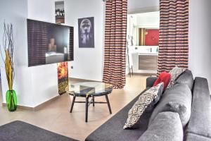 赫雷斯-德拉弗龙特拉Home Apartments Jerez的客厅配有沙发和桌子
