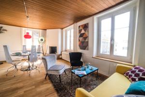 乌斯特Tilia Apartments的客厅配有沙发和桌子