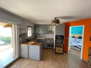 锡富尔勒普拉日Le rayon vert的厨房设有橙色墙壁和台面