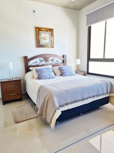 LuqueMonoambientes super equipados y premiun en Zuba 4的一间卧室设有一张大床和一个窗户。