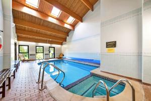 瑟斯克Finest Retreats - York Hall Apt的一座带室内游泳池的建筑中的游泳池