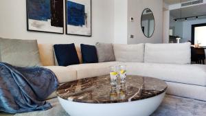 贝尼多姆SUNSET CLIFFS modern apartment的带沙发和咖啡桌的客厅