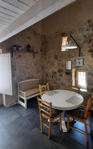 拉古萨A Staccia的一间带桌椅和沙发的用餐室