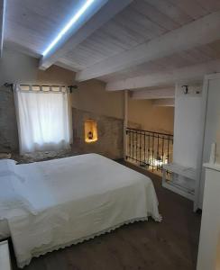 拉古萨A Staccia的卧室配有白色的床和窗户。