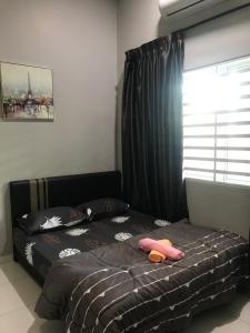 怡保Ipoh Water Front City Homestay的一间卧室设有床铺和配有黑色窗帘的窗户。