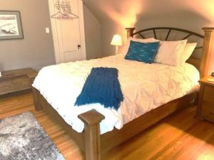 斯特拉福德Cottage on Caledonia Bed & Breakfast的一间卧室配有一张带蓝色毯子的床