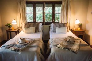 Uguay安心角乡村民宿的配有2张床的带帽子的房间