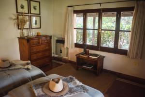 Uguay安心角乡村民宿的一间卧室配有两张床,床上有一顶帽子