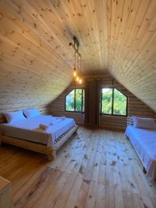 巴统Guest House on Angisa的大型客房 - 带两张床和木地板