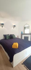 DuravelEscapade de charme au 18'55 - Bourg de Duravel的一间卧室配有一张带紫色棉被的床
