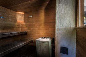 韦姆德Sjöstuga Myttinge的小房间,带垃圾桶和长凳