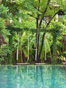 素可泰BaanSuk Sukhothai Resort的花园内的游泳池