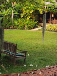 素可泰BaanSuk Sukhothai Resort的坐在草地上的木凳