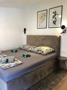 奥米什Omis - private Ensuite room with balcony - hotel style的一张床上,在房间里放着蜡烛