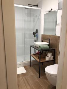 奥米什Omis - private Ensuite room with balcony - hotel style的带淋浴、盥洗盆和卫生间的浴室